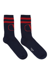 dunkelblaue und rote Socken