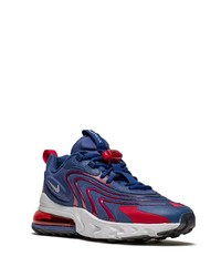 dunkelblaue und rote Sportschuhe von Nike