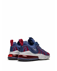 dunkelblaue und rote Sportschuhe von Nike