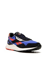 dunkelblaue und rote Sportschuhe von Reebok