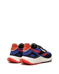 dunkelblaue und rote Sportschuhe von Reebok