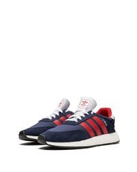 dunkelblaue und rote Sportschuhe von adidas