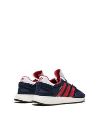 dunkelblaue und rote Sportschuhe von adidas