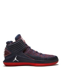 dunkelblaue und rote Sportschuhe von Jordan