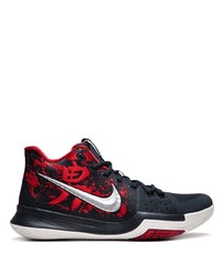 dunkelblaue und rote Sportschuhe von Nike