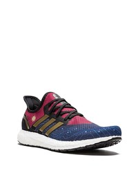 dunkelblaue und rote Sportschuhe von adidas