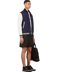 dunkelblaue und weiße Collegejacke