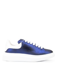 dunkelblaue und weiße Leder niedrige Sneakers von Alexander McQueen