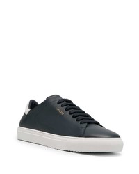 dunkelblaue und weiße Leder niedrige Sneakers von Axel Arigato
