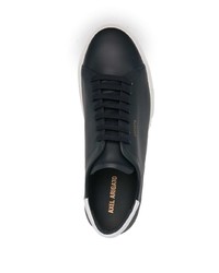 dunkelblaue und weiße Leder niedrige Sneakers von Axel Arigato
