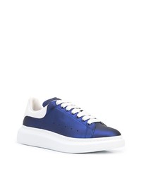 dunkelblaue und weiße Leder niedrige Sneakers von Alexander McQueen