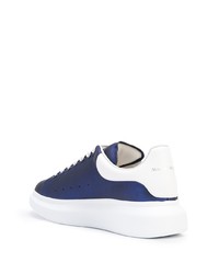 dunkelblaue und weiße Leder niedrige Sneakers von Alexander McQueen