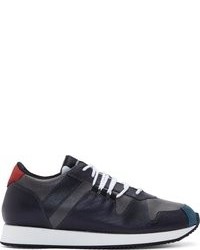 dunkelblaue und weiße niedrige Sneakers von Kris Van Assche