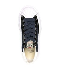 dunkelblaue und weiße Segeltuch niedrige Sneakers von Maison Mihara Yasuhiro