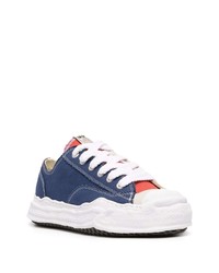 dunkelblaue und weiße Segeltuch niedrige Sneakers von Maison Mihara Yasuhiro