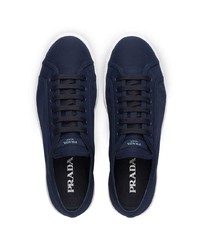 dunkelblaue und weiße Segeltuch niedrige Sneakers von Prada
