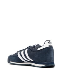 dunkelblaue und weiße Segeltuch niedrige Sneakers von adidas