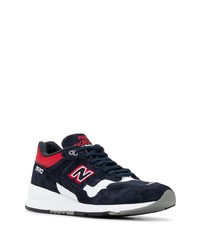 dunkelblaue und weiße Sportschuhe von New Balance