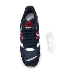 dunkelblaue und weiße Sportschuhe von New Balance