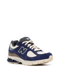 dunkelblaue und weiße Sportschuhe von New Balance