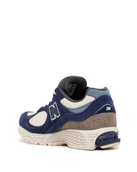 dunkelblaue und weiße Sportschuhe von New Balance