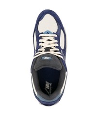 dunkelblaue und weiße Sportschuhe von New Balance