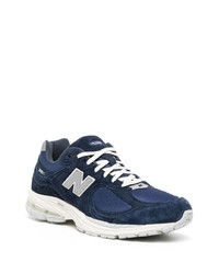 dunkelblaue und weiße Sportschuhe von New Balance