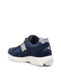 dunkelblaue und weiße Sportschuhe von New Balance