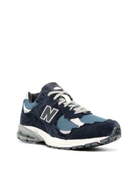 dunkelblaue und weiße Sportschuhe von New Balance