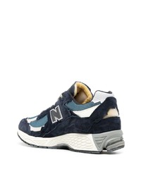 dunkelblaue und weiße Sportschuhe von New Balance