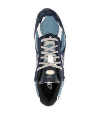 dunkelblaue und weiße Sportschuhe von New Balance