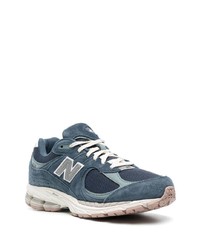 dunkelblaue und weiße Sportschuhe von New Balance