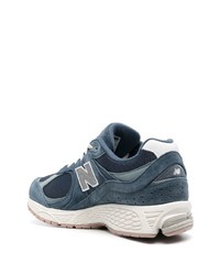 dunkelblaue und weiße Sportschuhe von New Balance