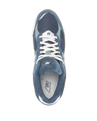 dunkelblaue und weiße Sportschuhe von New Balance