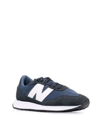 dunkelblaue und weiße Sportschuhe von New Balance