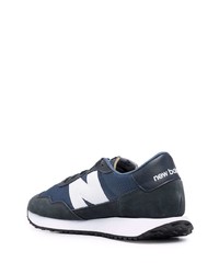 dunkelblaue und weiße Sportschuhe von New Balance