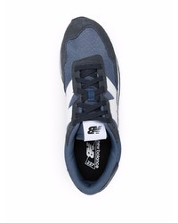 dunkelblaue und weiße Sportschuhe von New Balance