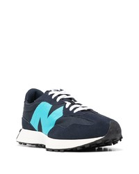 dunkelblaue und weiße Sportschuhe von New Balance