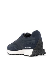 dunkelblaue und weiße Sportschuhe von New Balance