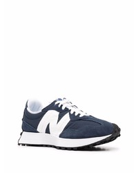 dunkelblaue und weiße Sportschuhe von New Balance