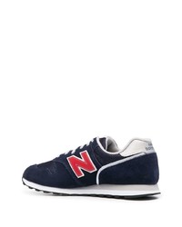 dunkelblaue und weiße Sportschuhe von New Balance