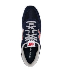 dunkelblaue und weiße Sportschuhe von New Balance