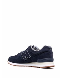 dunkelblaue und weiße Sportschuhe von New Balance