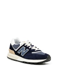 dunkelblaue und weiße Sportschuhe von New Balance