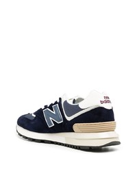 dunkelblaue und weiße Sportschuhe von New Balance