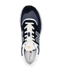 dunkelblaue und weiße Sportschuhe von New Balance