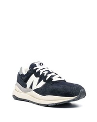 dunkelblaue und weiße Sportschuhe von New Balance