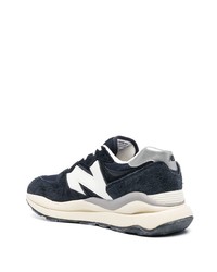 dunkelblaue und weiße Sportschuhe von New Balance