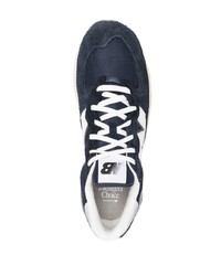 dunkelblaue und weiße Sportschuhe von New Balance