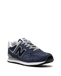 dunkelblaue und weiße Sportschuhe von New Balance